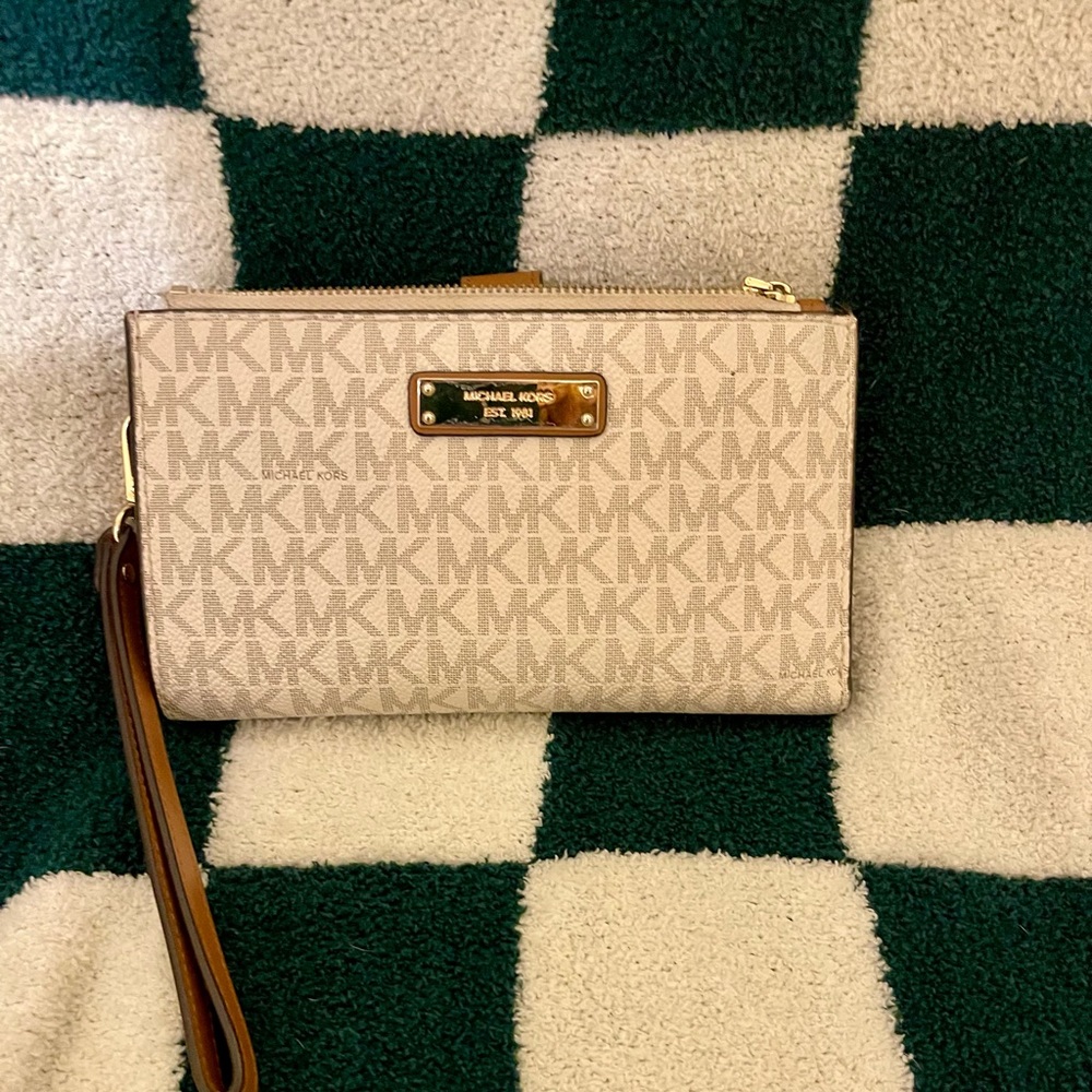 Michael Kors Adele Logo Smartphone Wallet